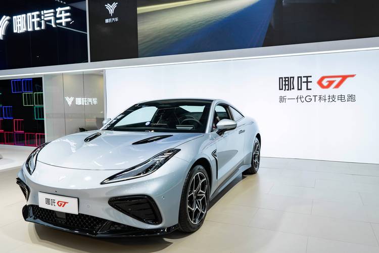 惠州4哪吒汽车在智能汽车领域的表现，领途汽车在新能源汽车市场中的影响力